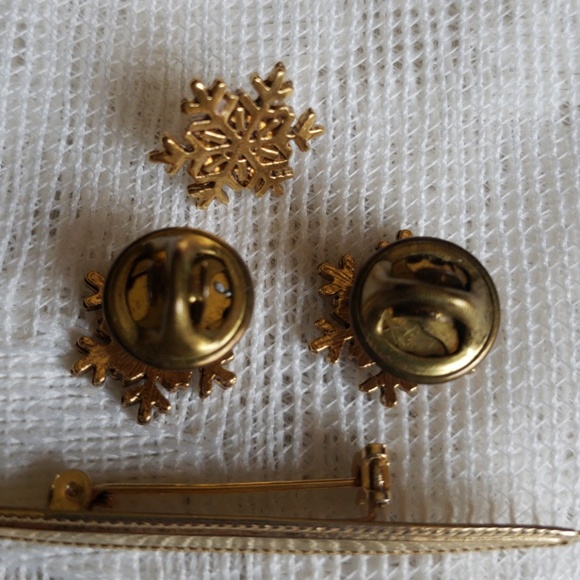 🎄🎄Snowfkake Pins & gold bar - Picture 2 of 2